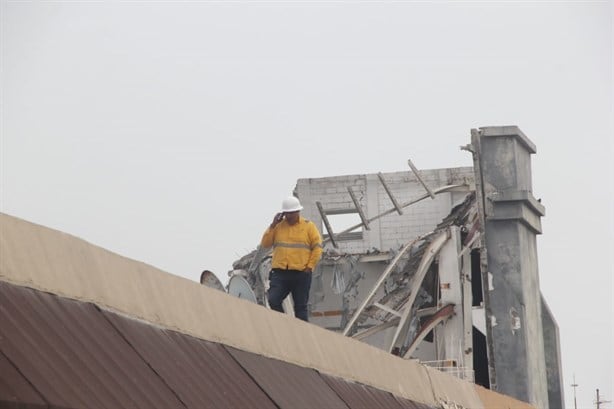 Quitan columnas de exbodega de autos en Malecón de Veracruz; cierran Mercado de Artesanías