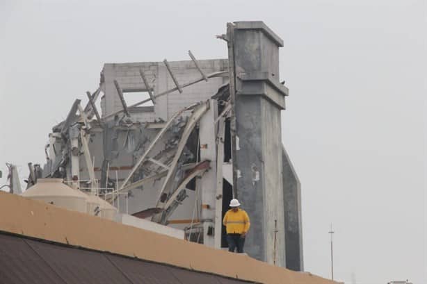 Quitan columnas de exbodega de autos en Malecón de Veracruz; cierran Mercado de Artesanías