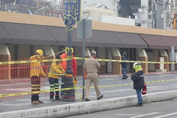 Quitan columnas de exbodega de autos en Malecón de Veracruz; cierran Mercado de Artesanías