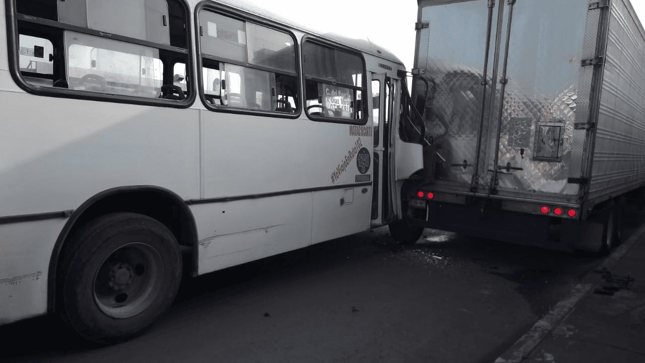 Camión urbano choca contra tráiler por colonia Amapolas