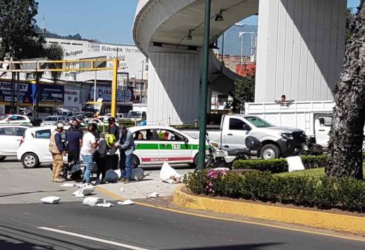 Chocan motocicleta y taxi en glorieta Antonio Chedraui, en Xalapa
