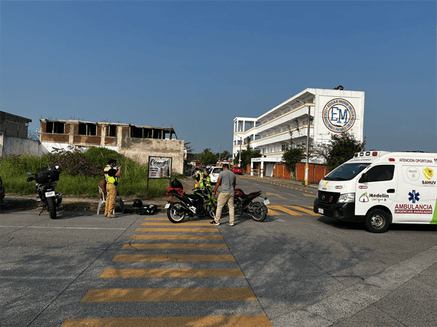 Motociclista choca contra auto en Puente Moreno: responsable se da a la fuga