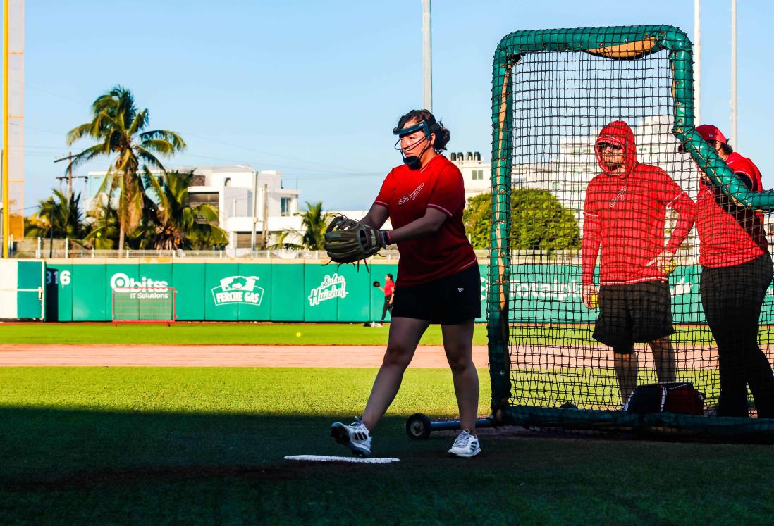 Comienza el vuelo de El Águila femenil en el softbol