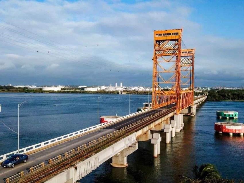 Por este motivo se vio afectada la vialidad en puente Coatzacoalcos I