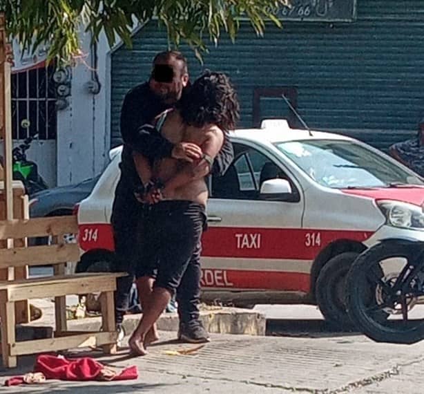 Mujer lesiona a ciudadanos lanzando botellas en Cardel