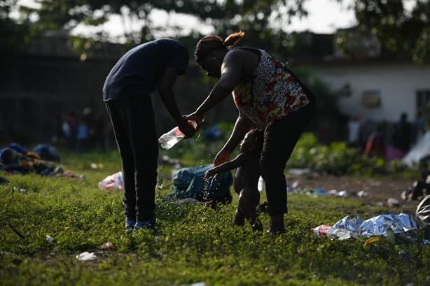 Caravana con 500 migrantes descansan en Veracruz, están agotados