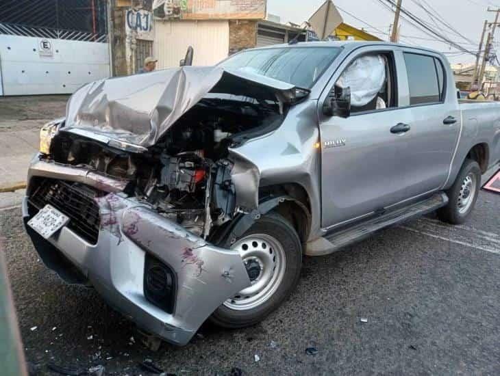 Camioneta se impacta contra urbano en Coatzacoalcos