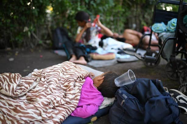 Caravana con 500 migrantes descansan en Veracruz, están agotados