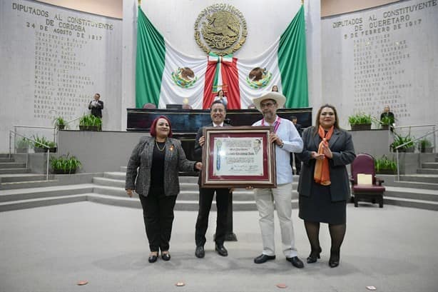 Galardonan a fundador de “Mono Blanco” por el rescate del son jarocho