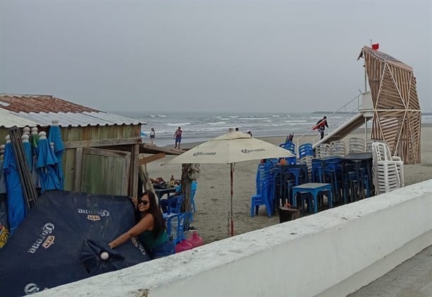 Frente Frío 30: Así sorprendió el norte a palaperos de playa en Boca del Río