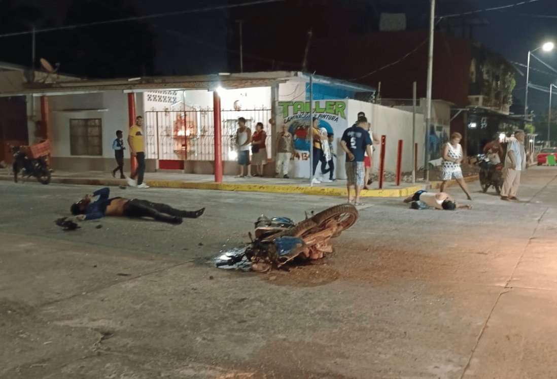 Impactan dos motociclista en avenida Iturbide, un vehículo terminó destrozado