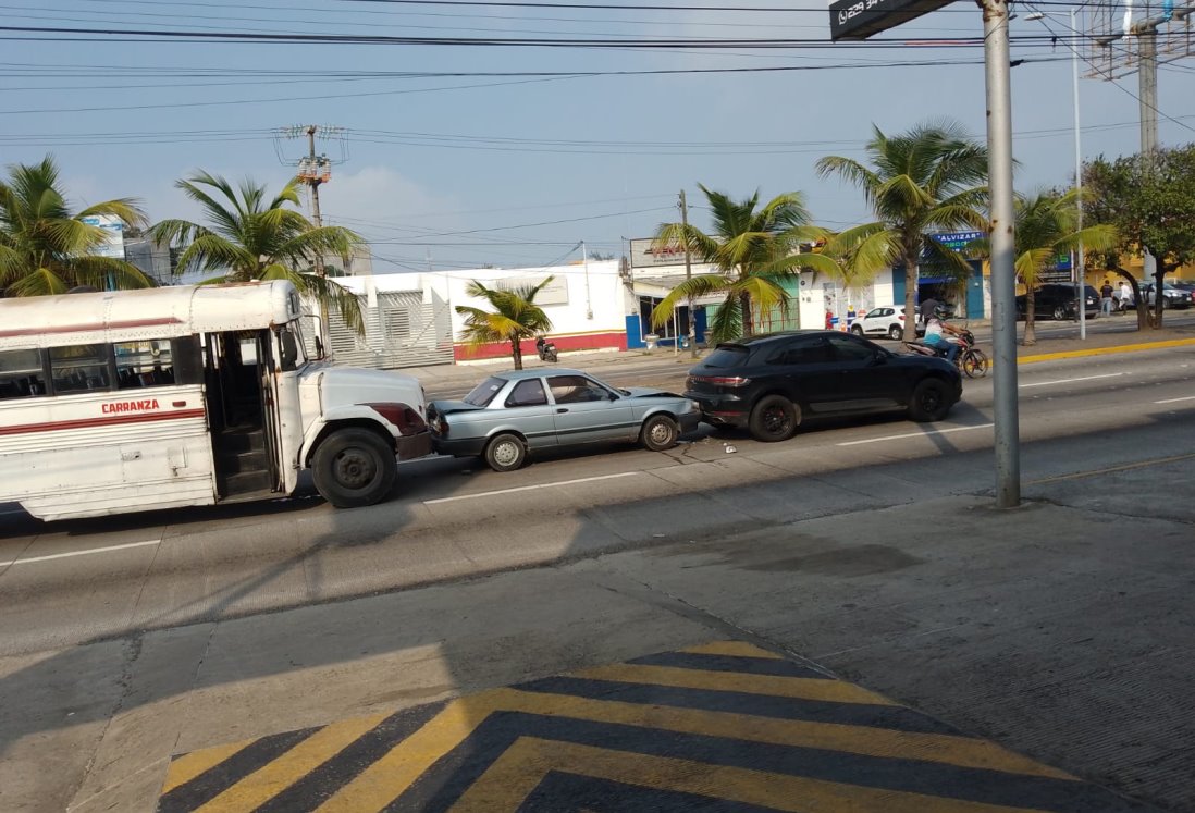 Carambola en Ejercito Mexicano: dos autos y un camión