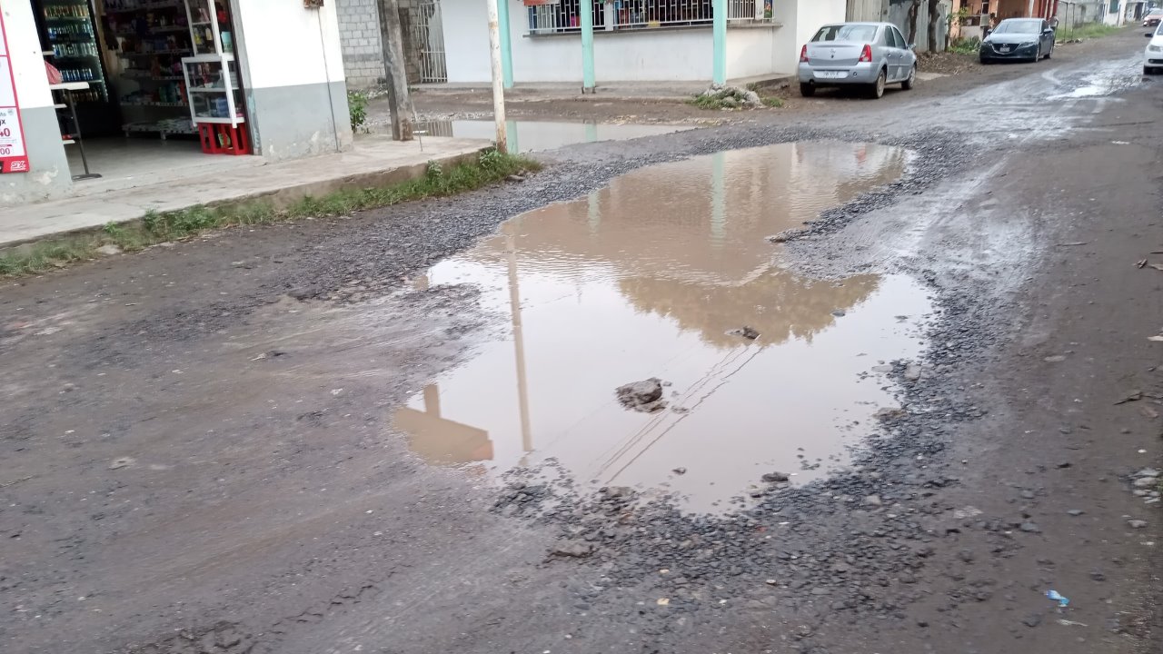 Vecinos de las Amapolas denuncian “enormes” charcos de agua en las calles