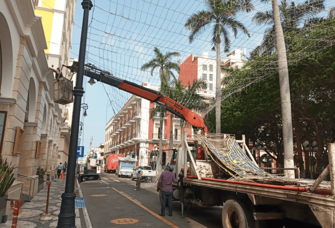 Retiran decoración navideña del centro de Veracruz