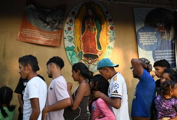 Caravana con 500 migrantes descansan en Veracruz, están agotados