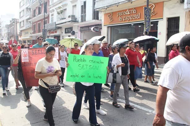 Integrantes del SETSUV marchan en puerto de Veracruz por incremento salarial|VIDEO