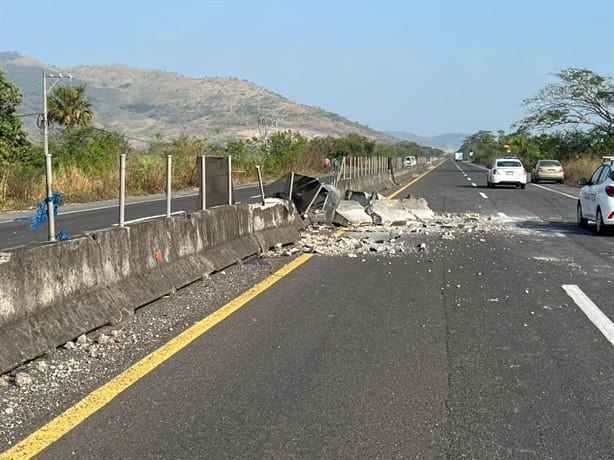 Automovilista en Actopan pierde el control y se estrella contra muro de contención