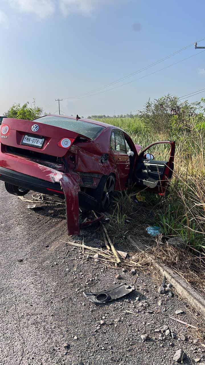 Automovilista en Actopan pierde el control y se estrella contra muro de contención