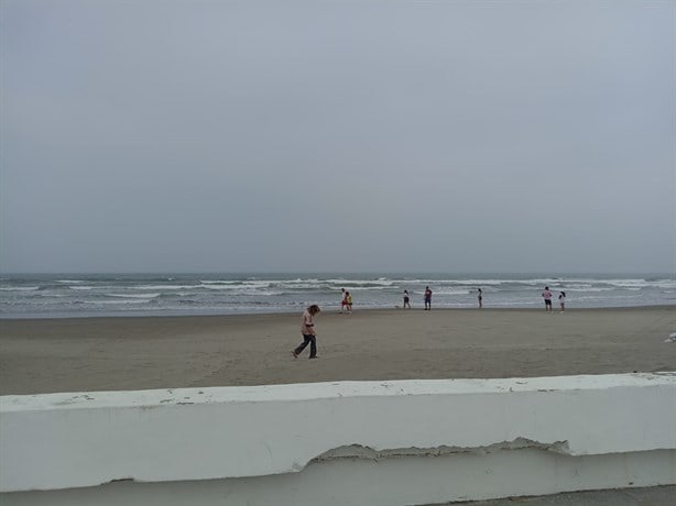 Frente Frío 30: Así sorprendió el norte a palaperos de playa en Boca del Río