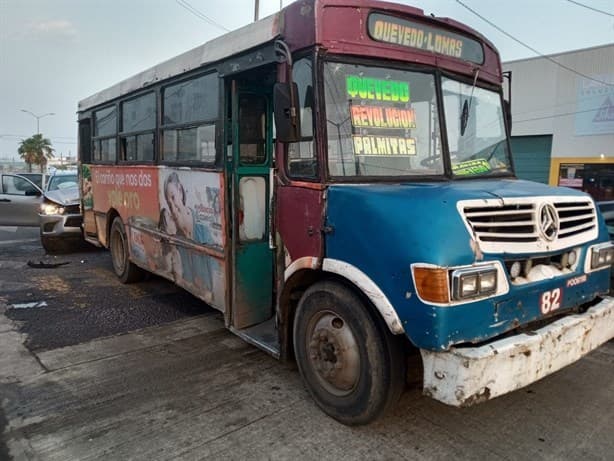 Camioneta se impacta contra urbano en Coatzacoalcos