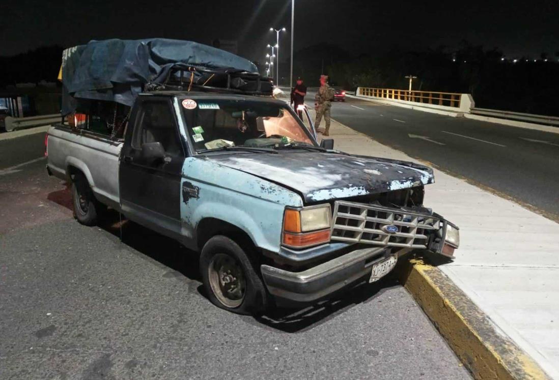 Choca su camioneta y la deja abandonada en el distribuidor vial de la avenida J. B. Lobos, en Veracruz