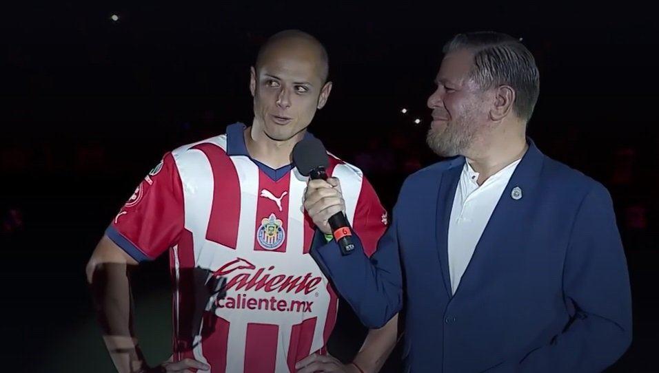 Presentan a Chicharito con bombo y platillos