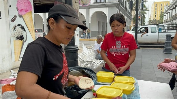 De chicharrón y papa con chorizo, así son los tradicionales tacos de guisado en Veracruz | VIDEO