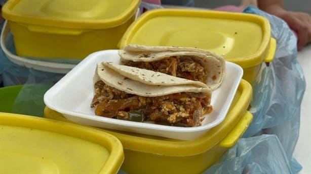 De chicharrón y papa con chorizo, así son los tradicionales tacos de guisado en Veracruz | VIDEO