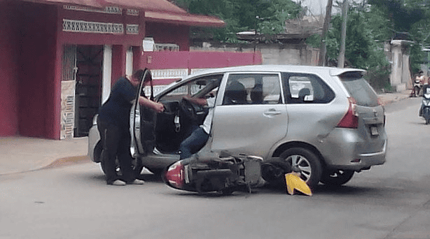 Motociclista impacta camioneta en avenida Iturbide en Tierra Blanca