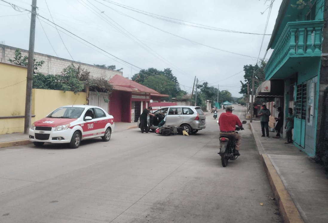 Motociclista impacta camioneta en avenida Iturbide en Tierra Blanca