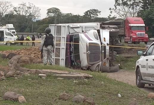 Vuelca camión cargado con toneladas de caña de azúcar en Cuitláhuac