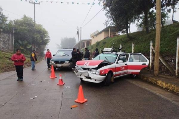 Conductor provoca choque contra un taxi en Ixhuatlán del Café