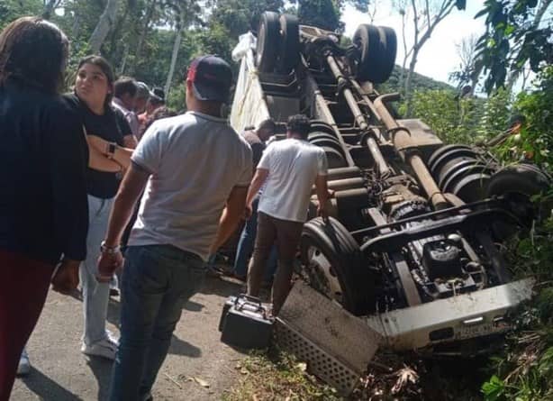 Camión con artículos de abarrotes se vuelca en Tlaltetela