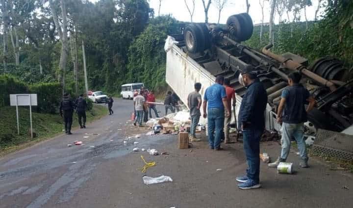 Camión con artículos de abarrotes se vuelca en Tlaltetela