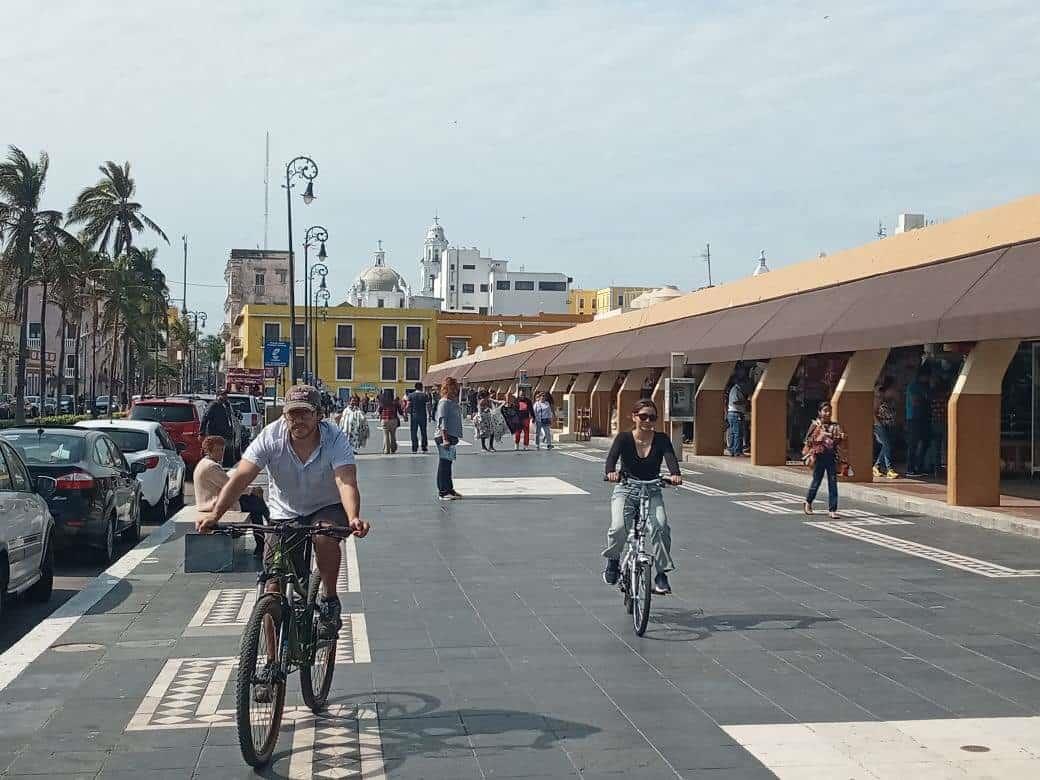 Pese al frente frío turistas llegan al puerto de Veracruz