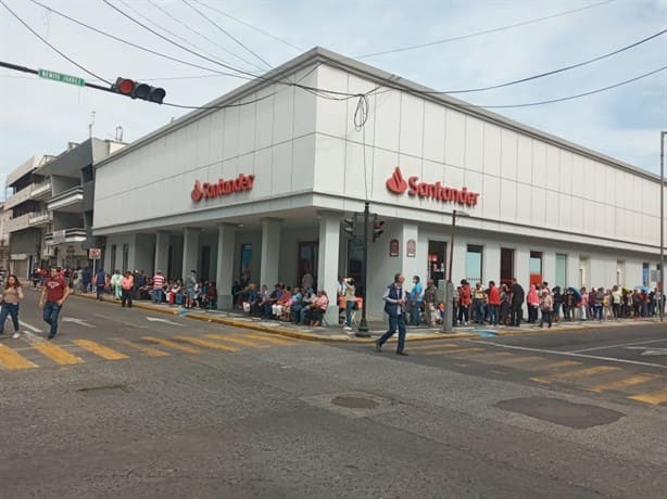 Adultos mayores acuden al Banco del Bienestar en Veracruz para cobrar su apoyo adelantado