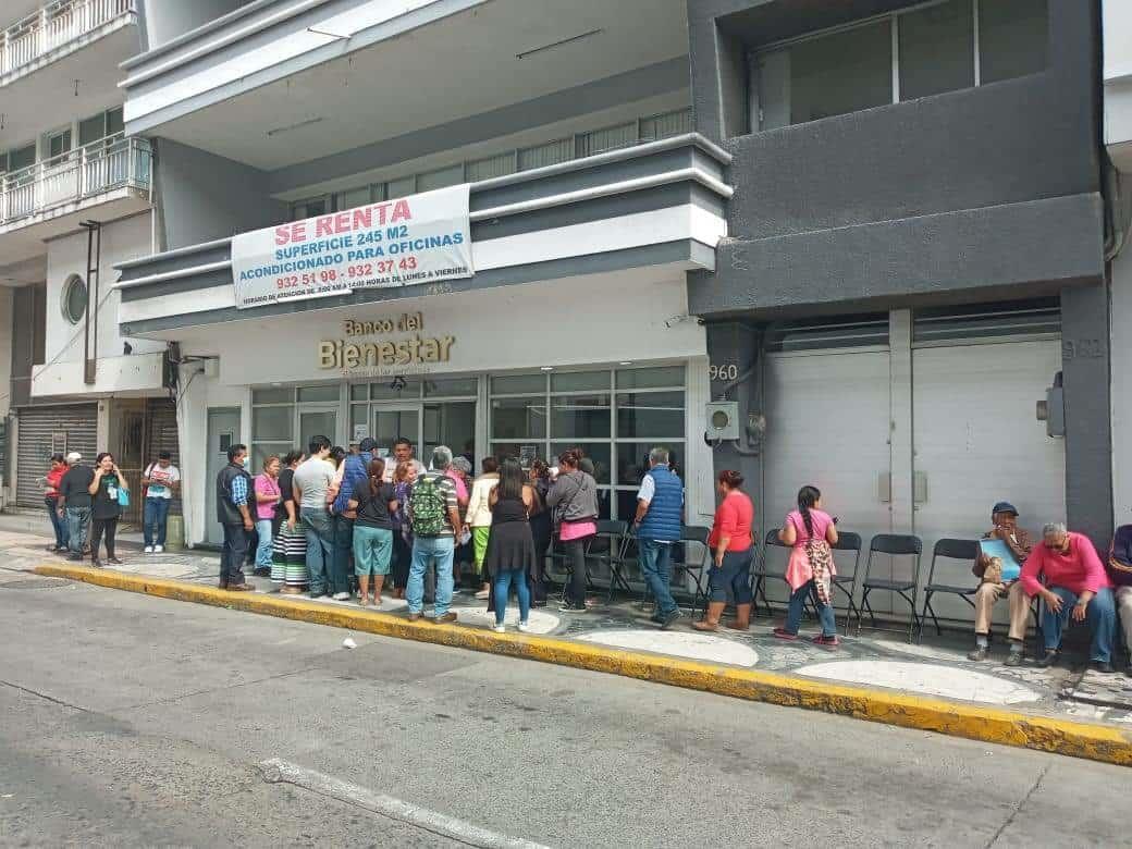 Adultos mayores acuden al Banco del Bienestar en Veracruz para cobrar su apoyo adelantado