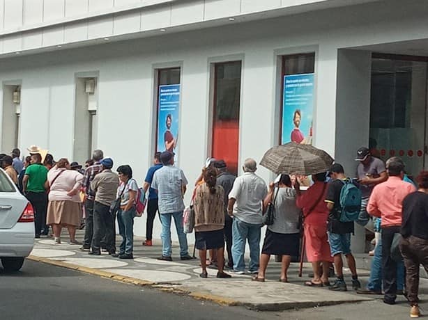 Adultos mayores acuden al Banco del Bienestar en Veracruz para cobrar su apoyo adelantado