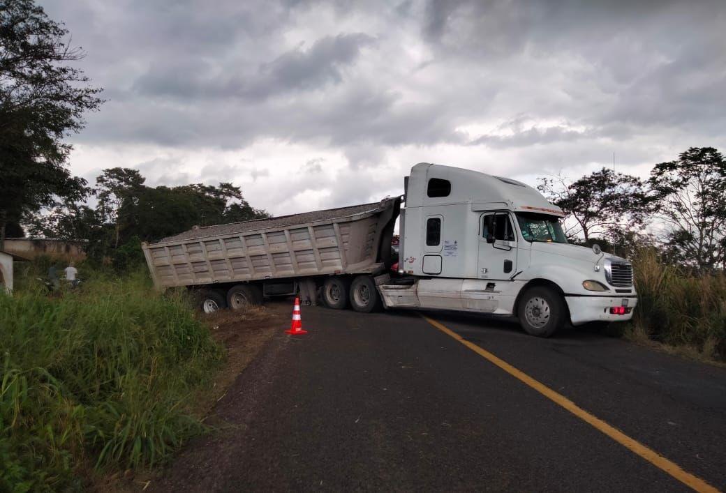 Tracto con material se accidenta en la Costera del Golfo en Acayucan 