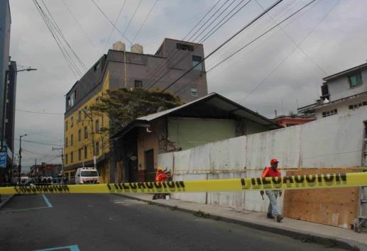 Obra ocasiona derrumbe de barda en vivienda de Orizaba; exigen reparación de daños