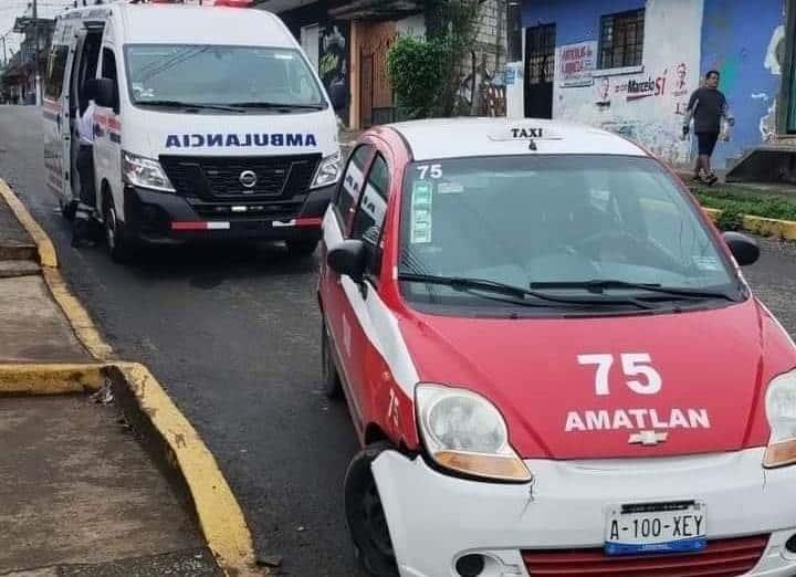 Madre e hija resultan lesionadas tras ser atropelladas por taxi en Amatlán