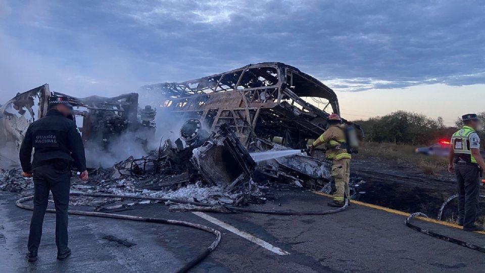 Tragedia en Sinaloa: Accidente entre autobús y tráiler deja 19 víctimas