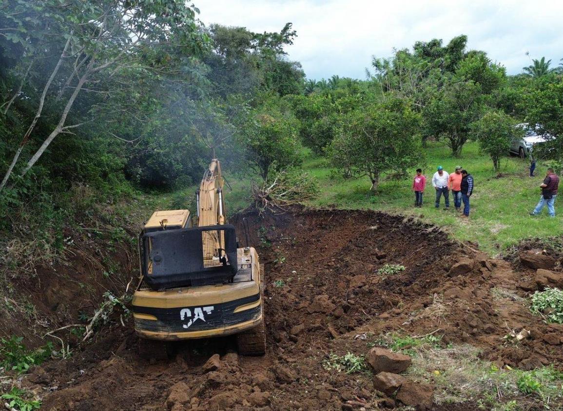 Fortalecen construcción de ollas de captación de agua en campo soconusqueño 