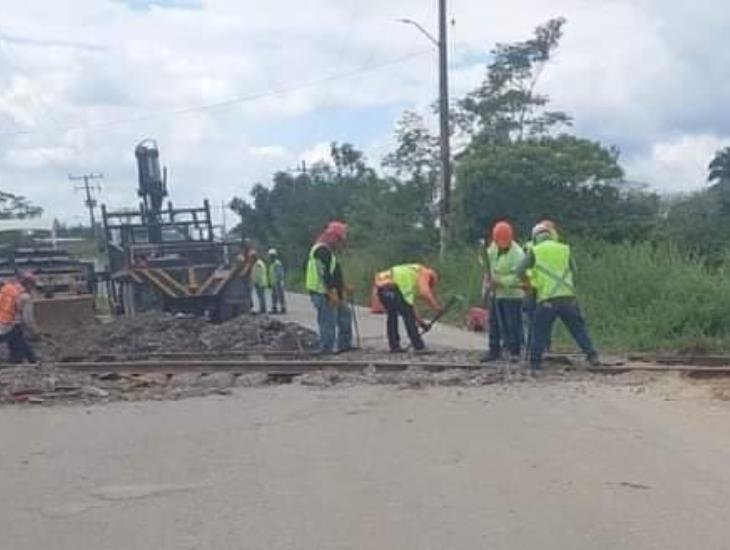 Cierran tramo carretero de Moloacán por rehabilitación de vías férreas