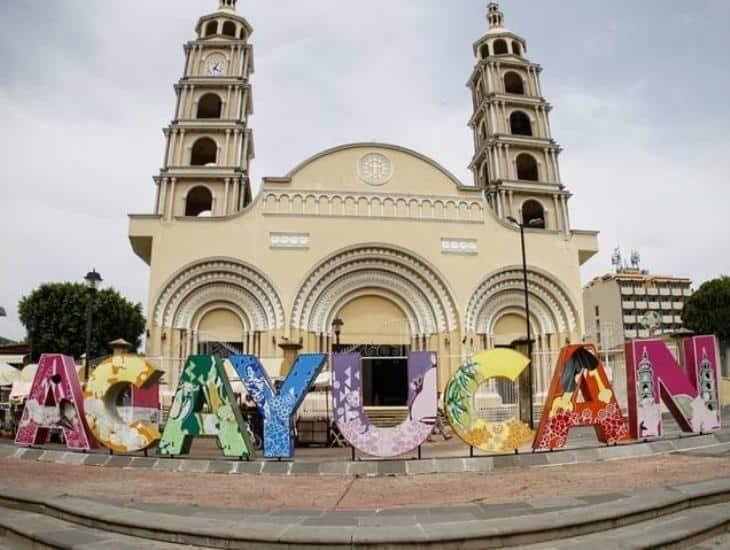 Sufre robo en estacionamiento de plaza comercial en Acayucan