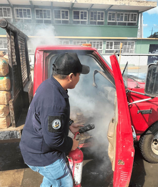 Arde camioneta de carga en Carlos A. Carrillo