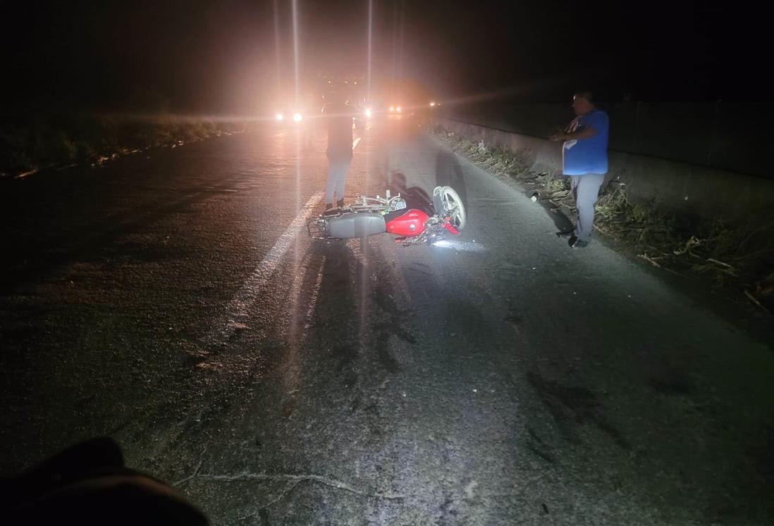 Derrapan jóvenes al pasar un bache en calles de Úrsulo Galván, en Veracruz