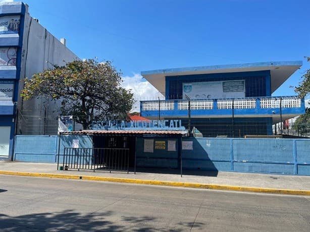 Escuelas en el centro de Veracruz realizan paro de “brazos caídos” por falta de pago