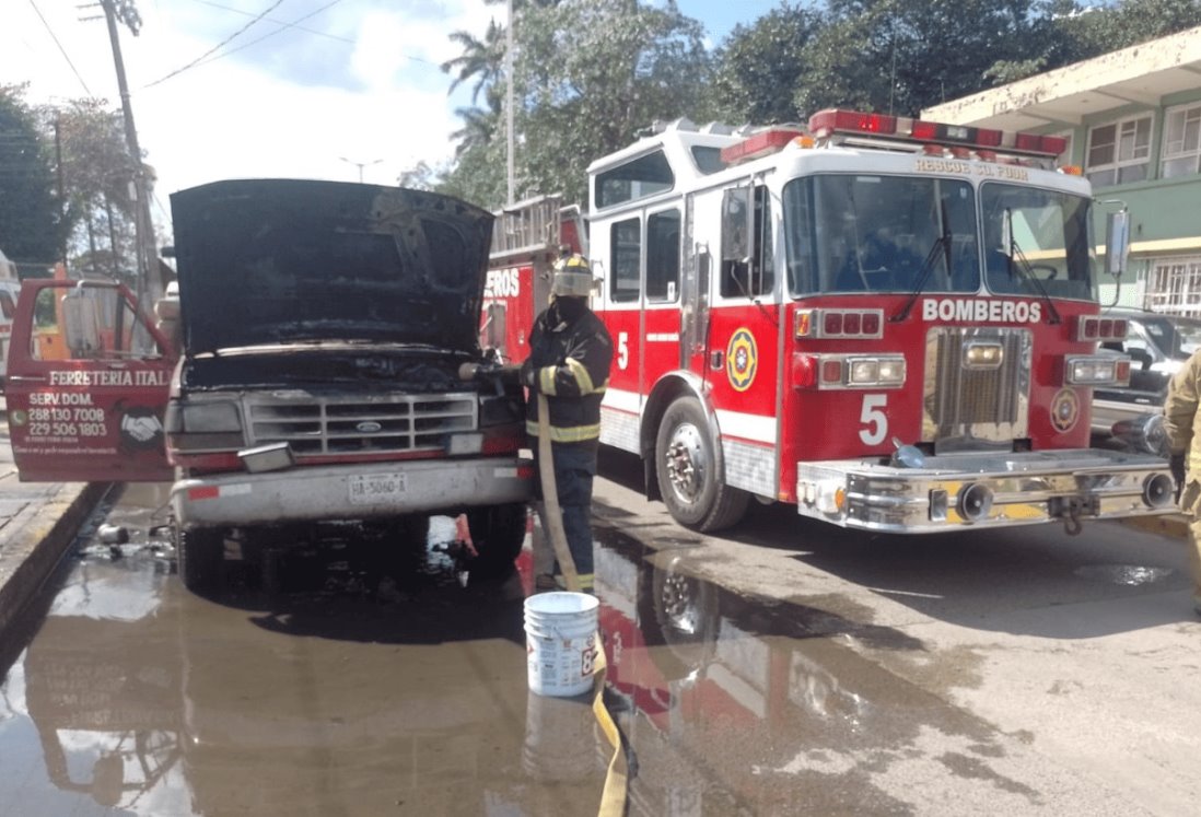 Arde camioneta de carga en Carlos A. Carrillo