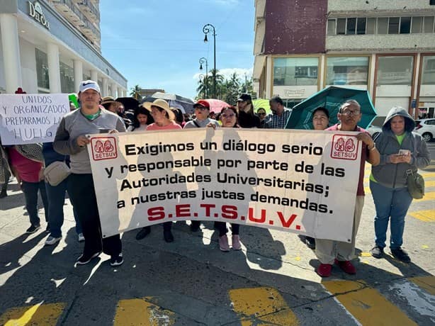 Protestan trabajadores de la UV; exigen 20% de aumento salarial en Veracruz | VIDEO